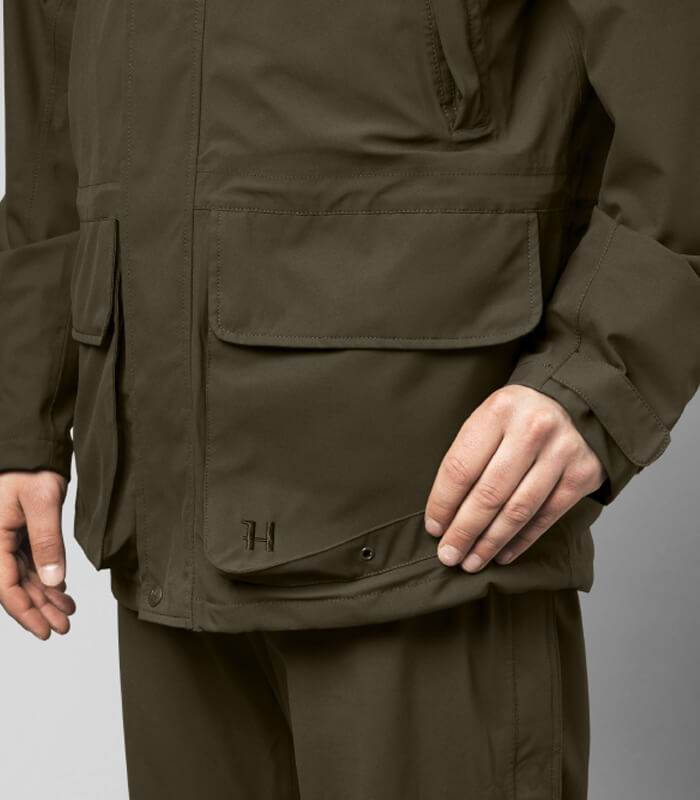 A classic hunting jacket made from a soft and stretchy fabric ehich is fitted with a HWS® waterproof membrane. It has a practical packable hood. There are handwarmer pockets and large front pockets with quick-load straps. There is also a Napoleon pocket and an inside pocket. The fit can be adjusted with drawstrings at the waist and lower hem. The jacket has a classic fit.