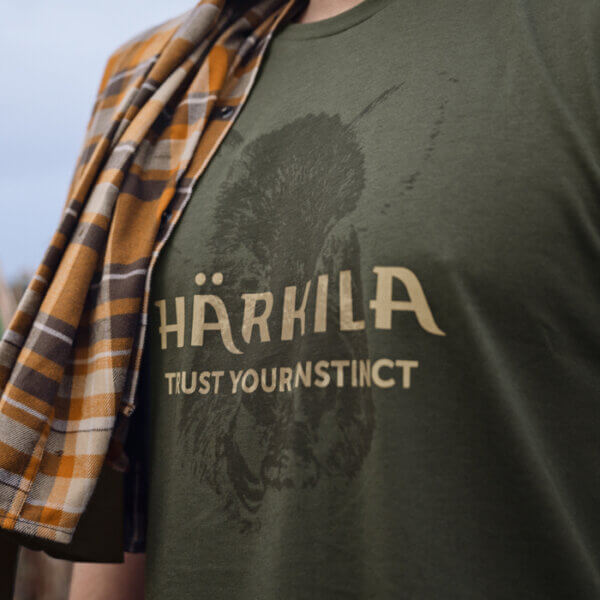 harkila-wildboar-logo-camiseta-manda-corta-de-hombre-TuRopaDeCaza-1