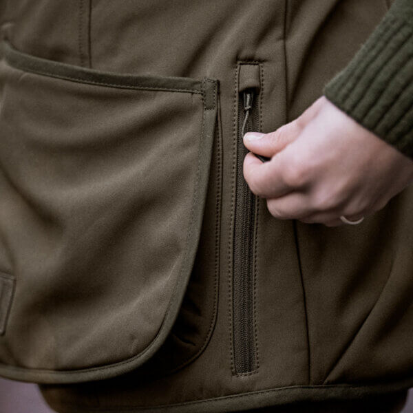 skye-shooting-chaleco-de-tiro-de-mujer-bolsillo-morral-harkila-TuRopaDeCaza