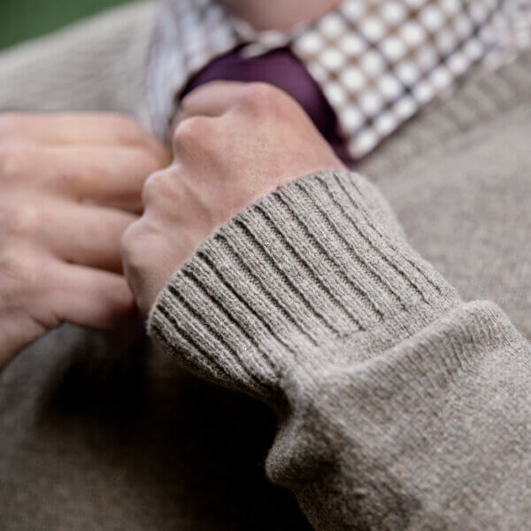 vincent-merino-jersey-hombre-cuello-de-pico-lana-merino-gris-dark-sand-turopadecaza